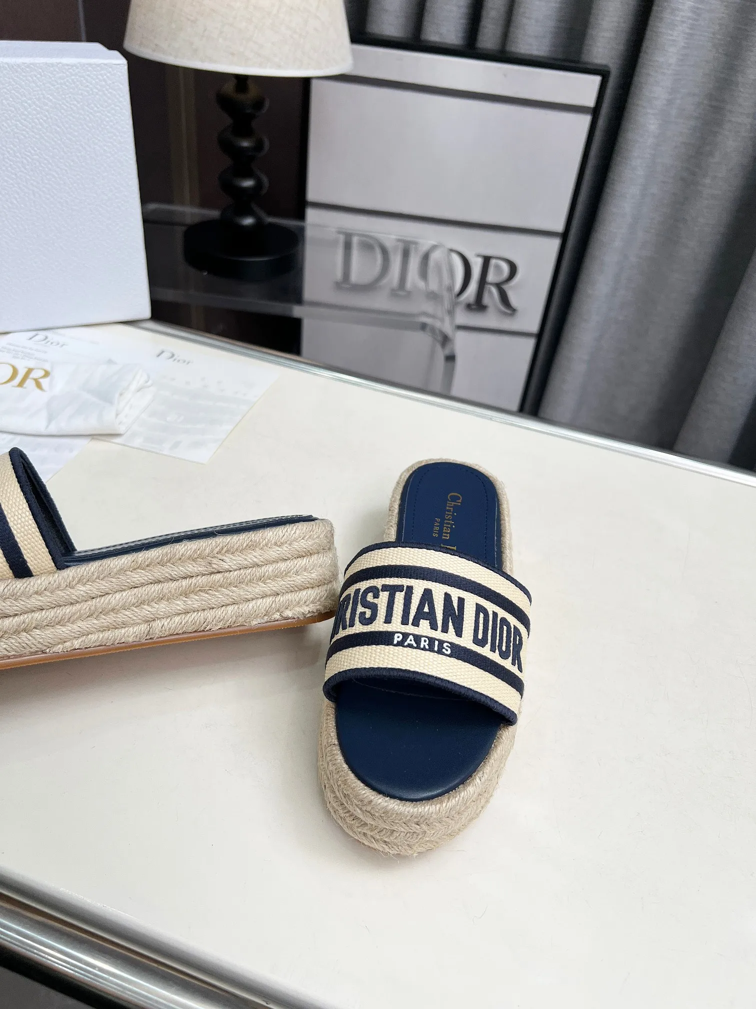 👟👟Ex-factory price 420👟👟 Dior's new spring and summer IVIETA DWAY jelly-colored flat-soled one-slip women's shoes with CD letter logo three-dimensional embroidery thick-soled round-toe open-toe slippers. The original version is developed to be the top version on the market. It feels soft and delicate on the feet and is extremely comfortable. Material: Upper imported raffia electric embroidery high-temperature water-soluble cotton technical fabric + water-dyed cowhide foot pad lining + original consistent combination outsole Outsole: original outsole Size: 35-42 (40.41.42 custom-made, non-refundable and non-exchangeable)